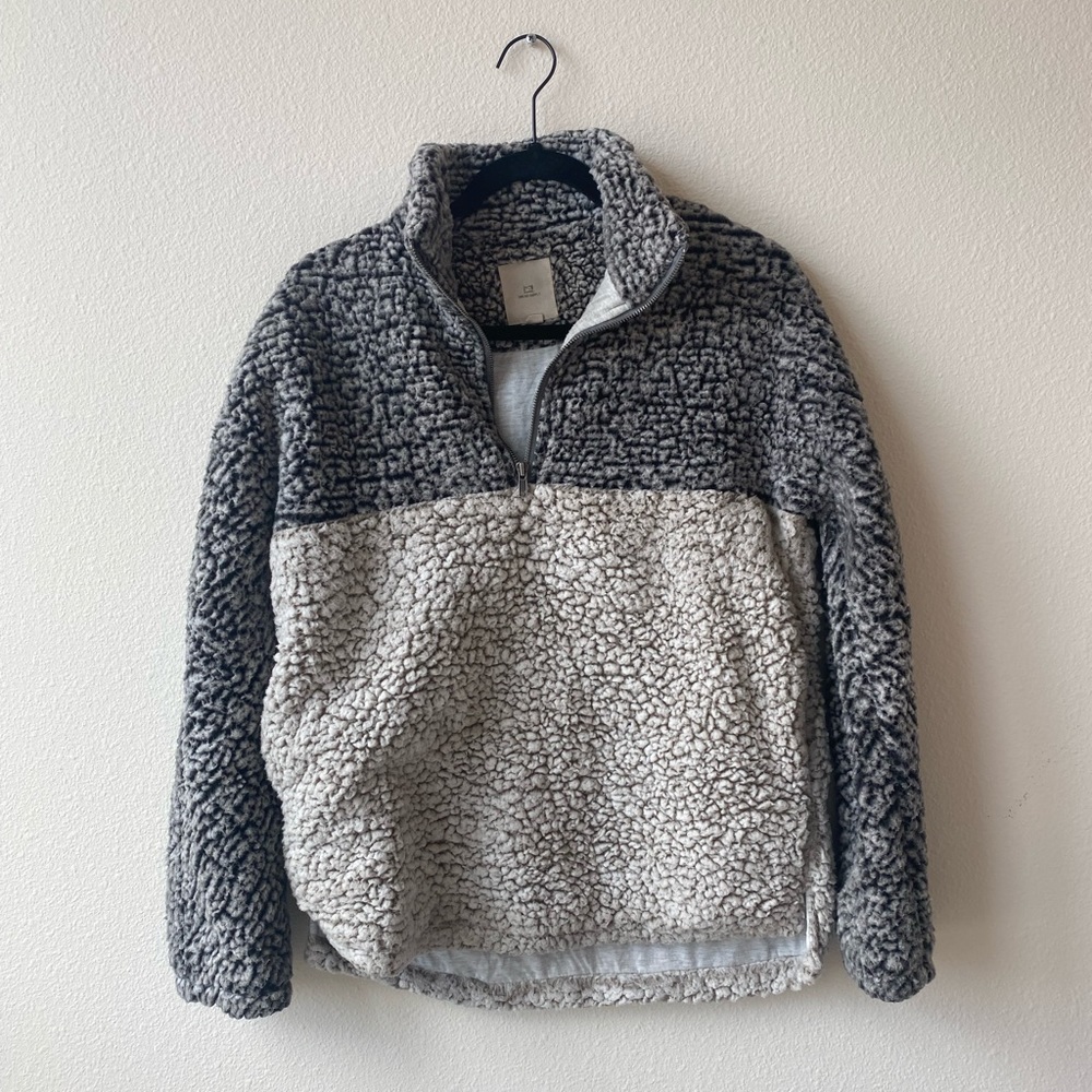 Quarter zip fleece in grey and white